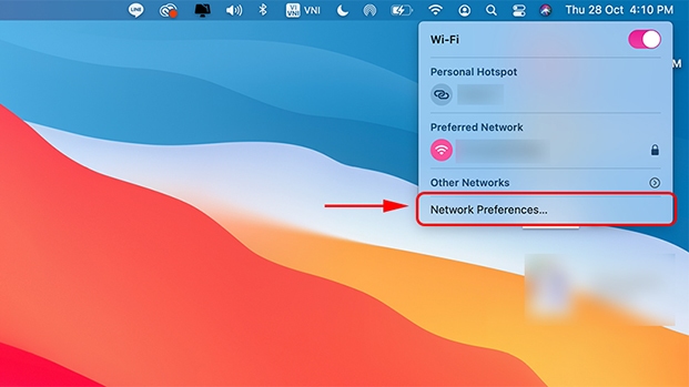 Click chuột trái vào biểu tượng Wifi trên màn hình sau đó chọn Network Preferences